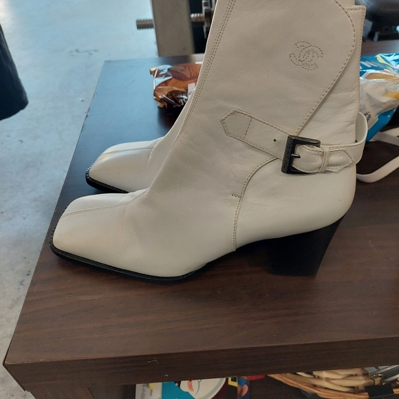 Chanel - Picture 3 of 4